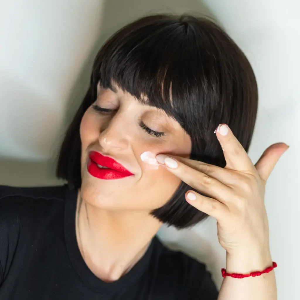 Lorena Gallardo con crema en la mano